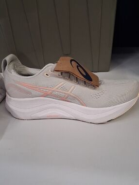 NWT Womens ASICS GEL-KAYANO 32 Size 9.5